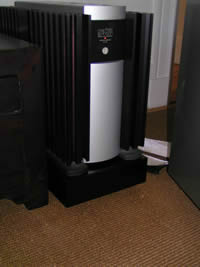 Mark Levinson No. 33H amplifier on its Ohio Class isoBASE platform.